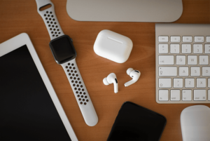 Apple製品がテーブルの上に並んでる