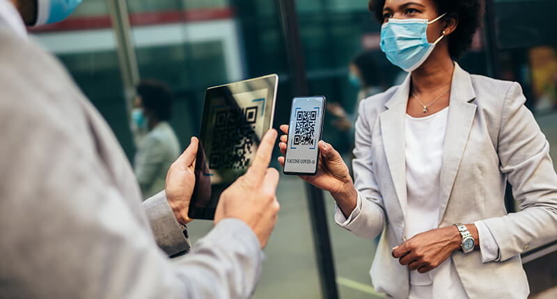 空港でQRコードを読み取っている